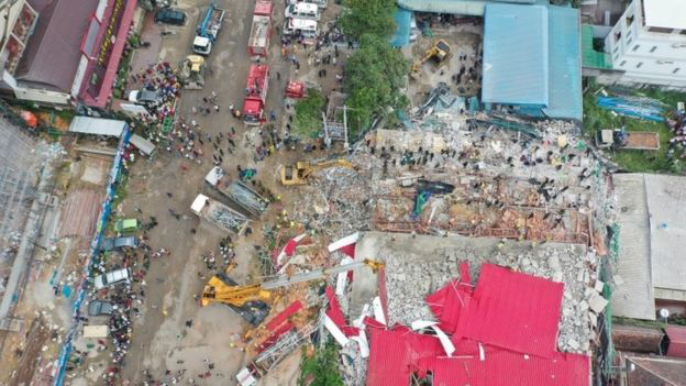 Hiện trường vụ sập nhà ở Campuchia mới đây. Ảnh: Reuters.