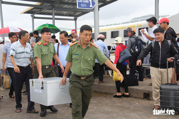 Đề thi được chuyển ra Phú Quốc bằng tàu cao tốc dưới sự áp tải của cán bộ Công an tỉnh Kiên Giang - Ảnh: D.KHÁNH