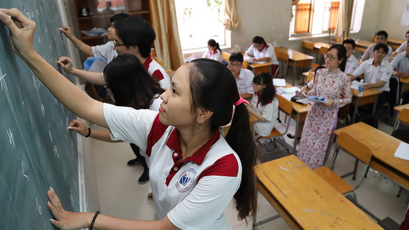 Cô trò lớp 12 Trường THPT Nguyễn Hữu Thọ (Q.4, TP.HCM) ráo riết ôn thi chuẩn bị cho kỳ thi THPT quốc gia 2019 - Ảnh: NHƯ HÙNG