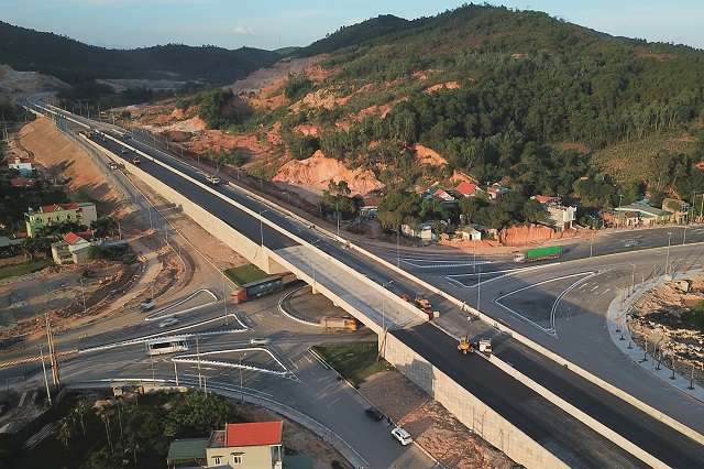 Tuyến cao tốc nối liền Hà Nội - Hải Phòng - Hạ Long - Vân Đồn với tổng chiều dài gần 200km đóng vai trò quan trọng với Vùng kinh tế trọng điểm Bắc Bộ. Ảnh: Báo Quảng Ninh