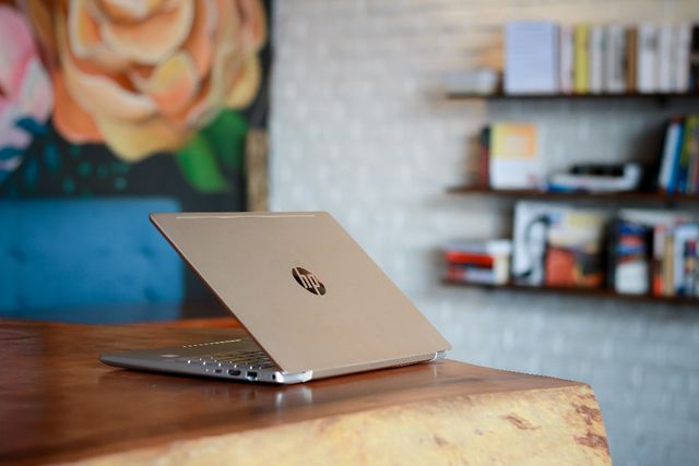 HP Pavilion 14-ce1008TU thuộc phân khúc cấu hình tầm trung hướng đến giới trẻ hay những người có tính chất công việc hay xê dịch. Đây vẫn là “ứng cử viên” nặng kí nhất kể từ khi lên kệ thông qua các đại lí của Synnex FPT trên toàn quốc.