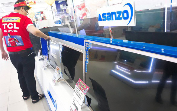 TV Asanzo được trưng bày trên kệ riêng có in logo hãng tại một siêu thị điện máy ở Quận 10. (Ảnh: Tuổi Trẻ)