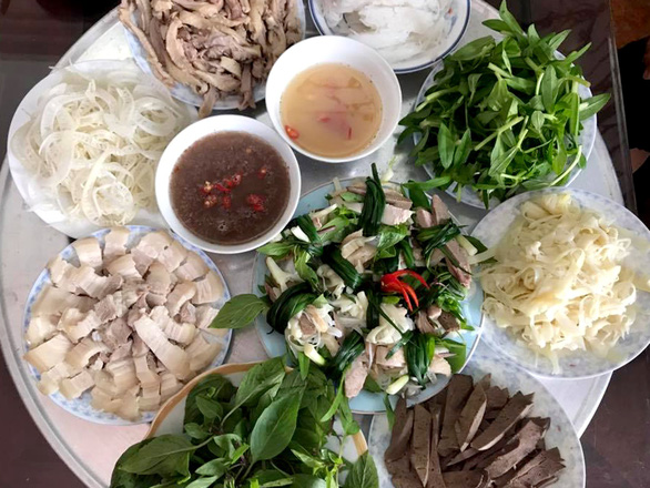 Mâm vịt dấm ghém: miếng thịt vịt, miếng thịt rọi, miếng gan lợn, thêm chút rau ghém, riềng thái, mắm tôm