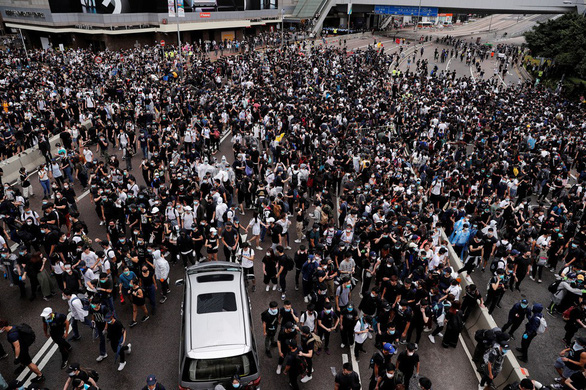 Người biểu tình bắt đổ ra đường phố Hong Kong đông đúc vào sáng 12-6 - Ảnh: Reuters
