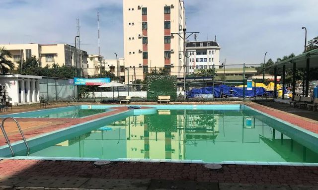 Hoạt động thu tiền, cho người ngoài vào sử dụng hồ bơi của khách sạn Sông Trà là sai quy định.