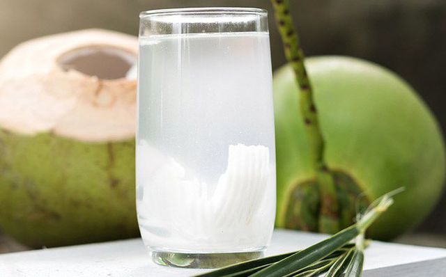 Mùa hè, ngoài việc uống nước lọc, nước rau luộc, bạn nên bổ sung thêm nước oresol, nước dừa, nước ép quả.