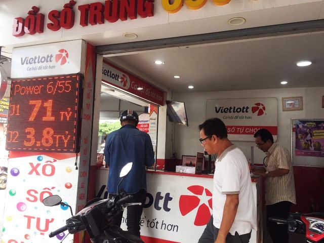 Cửa hàng kinh doanh vé số Vietlott trên đường Phan Văn Trị (quận Gò Vấp) có khách mua khá đều đặn. Ảnh: Đại Việt