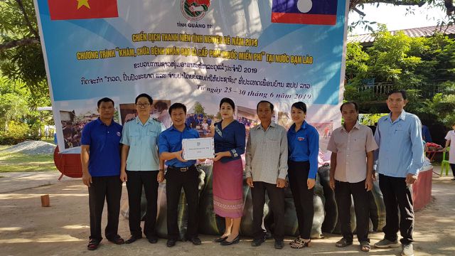 Tuổi trẻ Quảng Trị tặng gạo và các nhu yếu phẩm cho nhân dân địa phương.