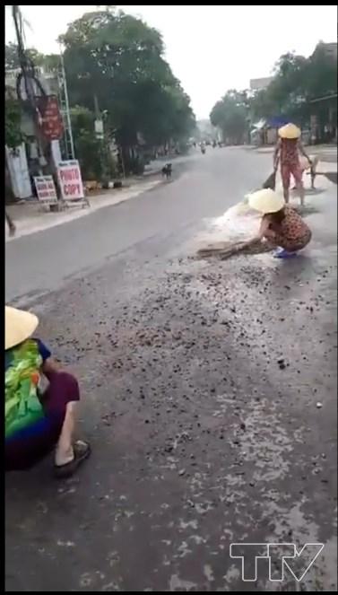 Đây là những hình ảnh người dân cung cấp...Đá 1/2 rơi vãi xuống đường kéo dài cả trăm mét, từ khu vực ngã 3, đoạn trước cổng trường THPT Yên Định 3 xuống đến cổng UBND xã Yên Tâm, huyện Yên Định.