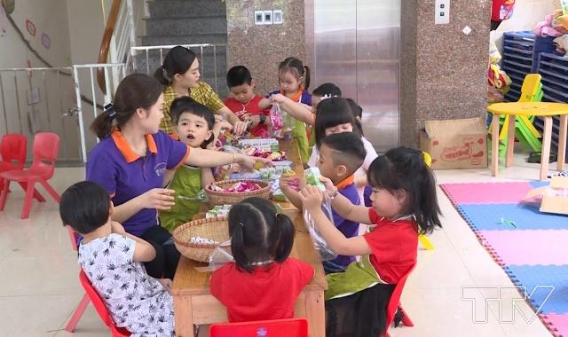 Những ánh mắt ngây thơ đầy háo hức …… Những bàn tay vụng về làm bánh kẹo …… Chăm chú hoàn thành những món quà để gửi tặng các bạn nhỏ có hoàn cảnh khó khăn …… 