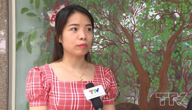 Chị Lê Huyền Trang - Phường Đông Thọ, thành phố Thanh Hóa: Qua lớp học ,mình và con cảm thấy rất vui. Con được trải nghiệm những khóa học thực tế, giúp con hiểu biết thêm những kiến thức trong cuộc sống. Dịp 1/6, có làm những món quà dành tặng cho các bạn Bệnh viện Nhi sẽ giúp cho các con biết thêm và hiểu được những hoàn cảnh khó khăn