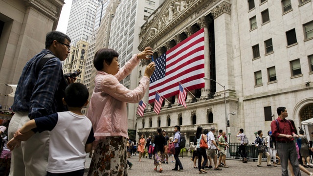 Du kh&aacute;ch Trung Quốc chụp ảnh tại New York, Mỹ. Ảnh: Reuters.