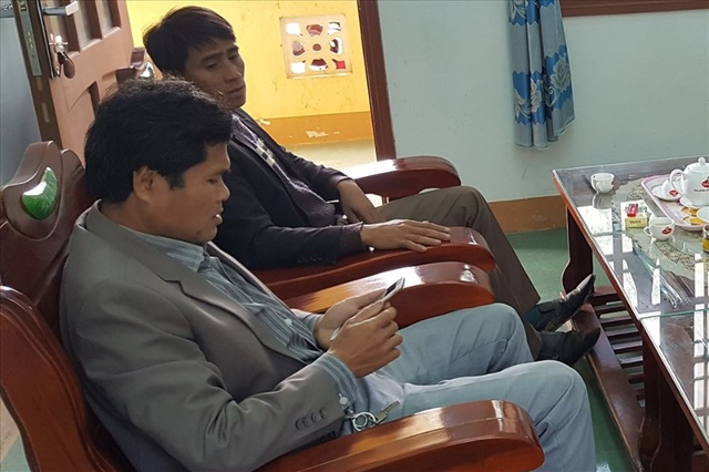 Hai cán bộ ở xã Húc huyện Hướng Hóa bỏ ra 10 triệu đồng để nhận bằng giả. (Ảnh: Báo Lao động)
