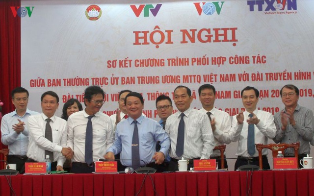 Lãnh đạo Đài Tiếng nói Việt Nam, Đài Truyền hình Việt Nam, Thông tấn xã Việt Nam và Mặt trận Tổ quốc Việt Nam bắt tay sau lễ ký kết.