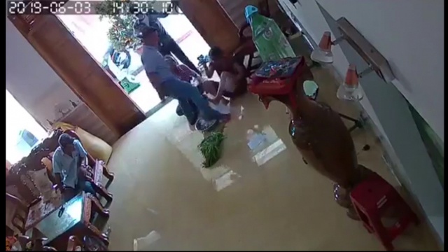 Bà Thoa bị hành hung ngay tại nhà. (Ảnh: Cắt từ clip) 