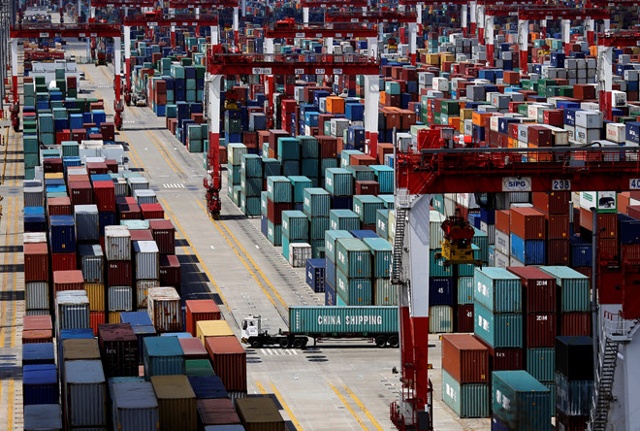 Container chở hàng hóa Trung Quốc tại cảng. Ảnh: Reuters.