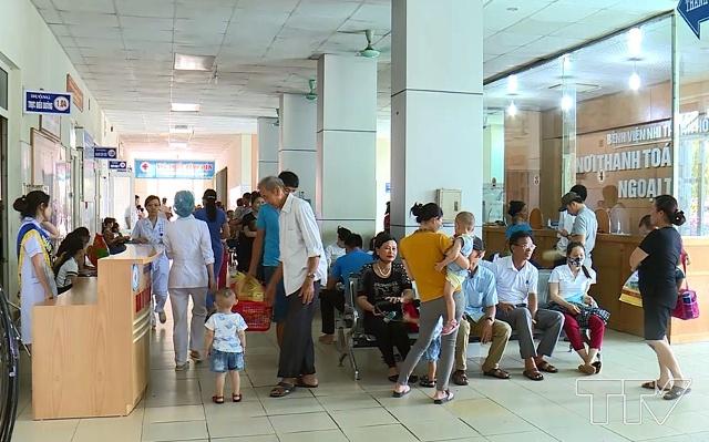 Bệnh nhân đến khám và điều trị nội trú tại Bệnh viên Nhi Thanh Hóa trong những ngày nắng nóng rất đông.