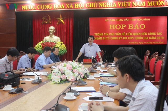 Ông Nguyễn Văn Chương, Phó Chủ tịch UBND tỉnh Hòa Bình thông tin tại cuộc họp báo.