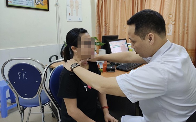 Thạc sĩ, bác sĩ Nguyễn Giang Nam đang khám cho bệnh nhân L. sau khi chữa bệnh tại nhà thầy lang. (Ảnh do BV cung cấp)
