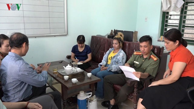 Lực lượng chức năng tỉnh Lạng Sơn trao trả nạn nhân Sin Seang Chanthea (áo bò) cho Đại sứ quán Campuchia tại Việt Nam