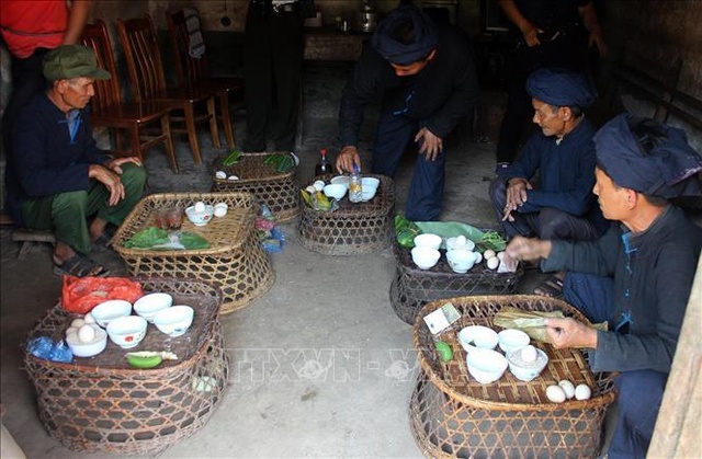 Các thầy cúng chuẩn bị mâm lễ vật để cúng trong lễ Gạ Ma Thú. Ảnh: TTXVN