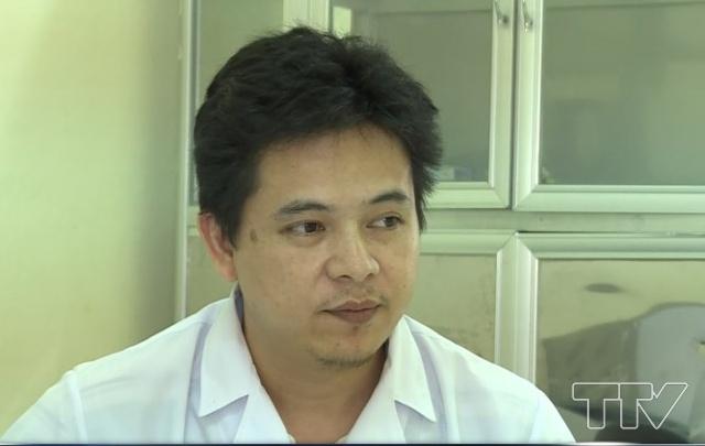 Bác sỹ Lê Trường Sơn - Phó trưởng Phòng Kế hoạch, Bệnh viện Da liễu Thanh Hóa: Chúng tôi thường xuyên tiếp nhận các bệnh nhân bị viêm da tiếp xúc có liên quan đến việc sử dụng mỹ phẩm. Trong một số loại mỹ phẩm hiện nay có chất độc rất nguy hại cho da, khi sử dụng sẽ có những biến chứng như phồng rộp, tổn hại cho da rất nặng, nhiều trường hợp rất khó điều trị và để lại sẹo trên mặt.