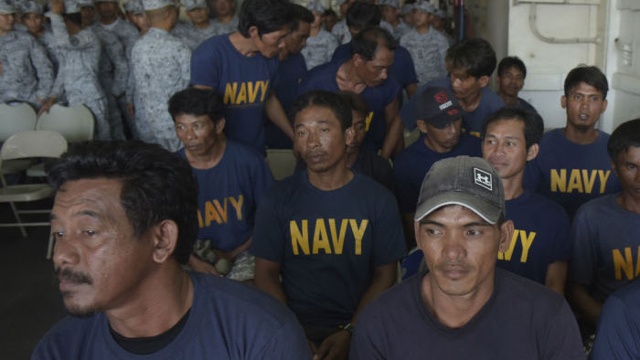Các thuyền viên Philippines trên con tàu bị đâm chìm (Ảnh: AP)