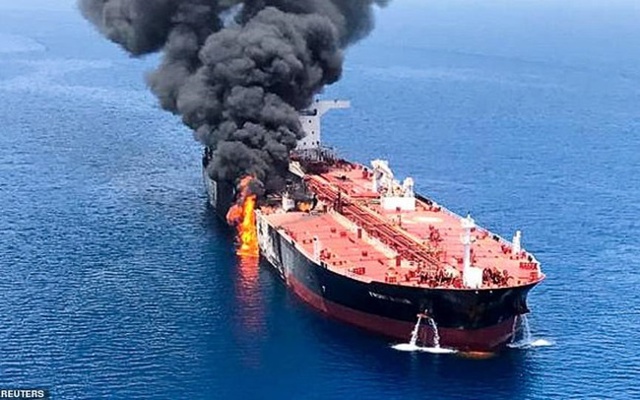Một trong 2 tàu chở dầu bị cháy trong sự cố mới đây ở vịnh Oman. Ảnh: Reuters.