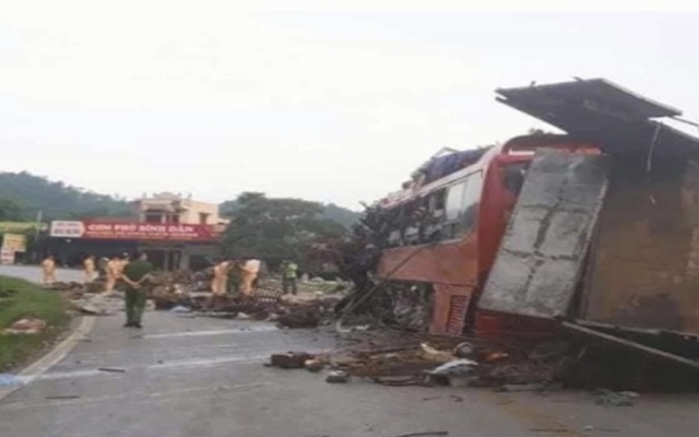 vụ tai nạn giao thông giữa xe tải biển kiểm soát Lào và xe khách giường nằm ở Hoà Bình khiến 3 người chết, 37 người bị thương.