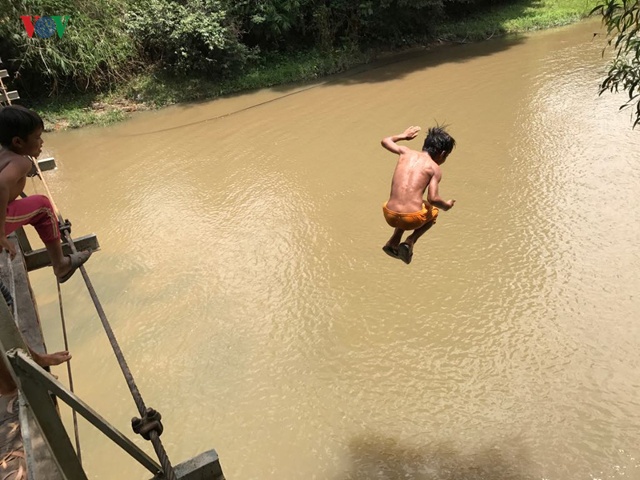Trẻ em vô tư tắm, vui đùa tại sông suối, tiềm ẩn nguy cơ đuối nước cao.