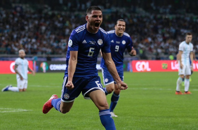Richard Sanchez mở tỷ số cho Paraguay. (Ảnh: Getty)