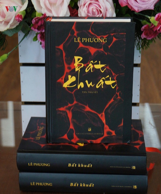 Cuốn tiểu thuyết “Bất khuất” tái bản lần này được in thành một tập, bìa cứng, giấy tốt.
