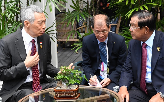 Thủ tướng Singapore Lý Hiển Long ngồi giãi bày với Thủ tướng Campuchia Hun Sen hôm 23/6. Ảnh: FreshNewsAsia.