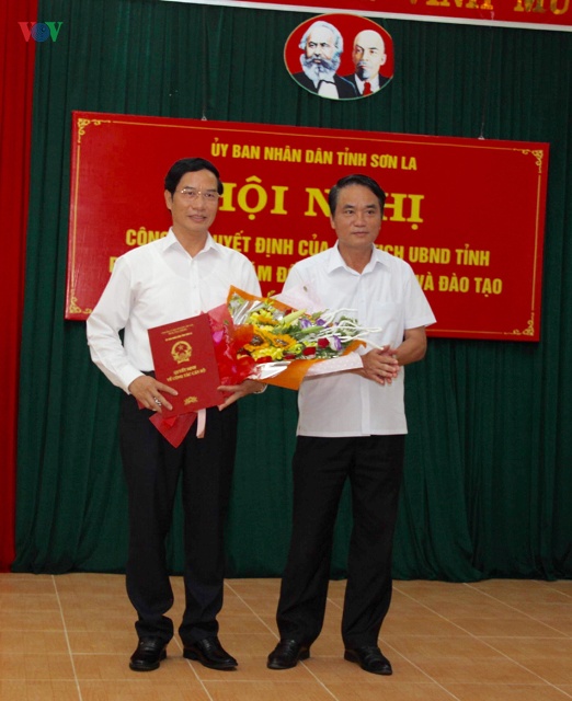 Ông Lê Hồng Minh, Phó Chủ tịch UBND tỉnh Sơn La trao quyết định về công tác cán bộ cho ông Nguyễn Huy Hoàng.