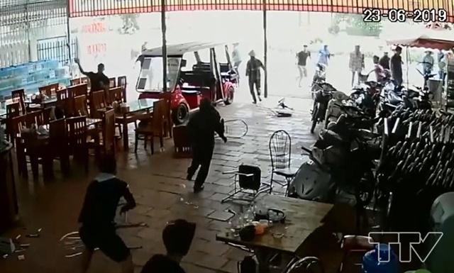 Camera ghi lại vụ ẩu đả