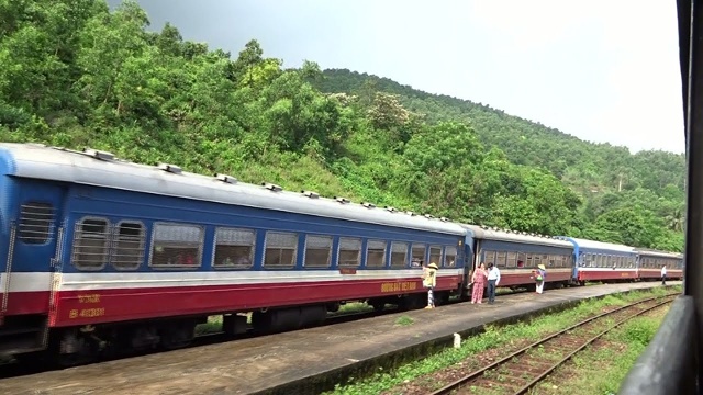 Đoàn tàu SE3 đang trên đường từ Hà Nội vào TP.HCM, đến địa phận đèo Hải Vân (Đà Nẵng) thì bị trật bánh ở toa số 4 khiến nhiều hành khách lo sợ. Ảnh minh họa