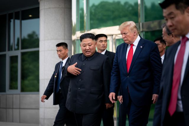 Tổng thống Trump v&agrave; nh&agrave; l&atilde;nh đạo Kim Jong-un gặp nhau tại khu phi qu&acirc;n sự li&ecirc;n Triều (Ảnh: New York Times)