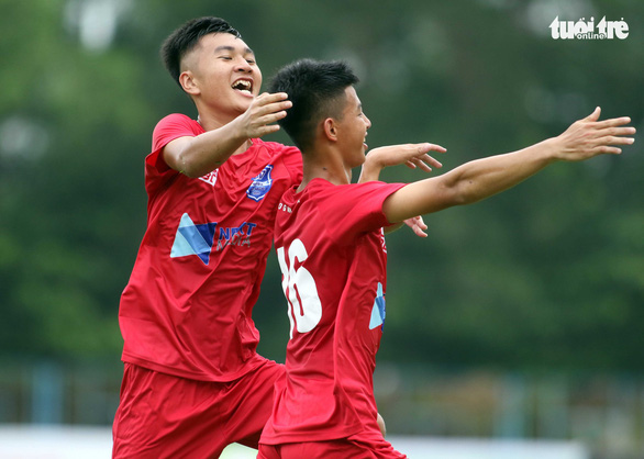 Các cầu thủ U17 Viettel ăn mừng sau khi ghi bàn vào lưới U17 Tây Ninh - Ảnh: TUẤN HỮU