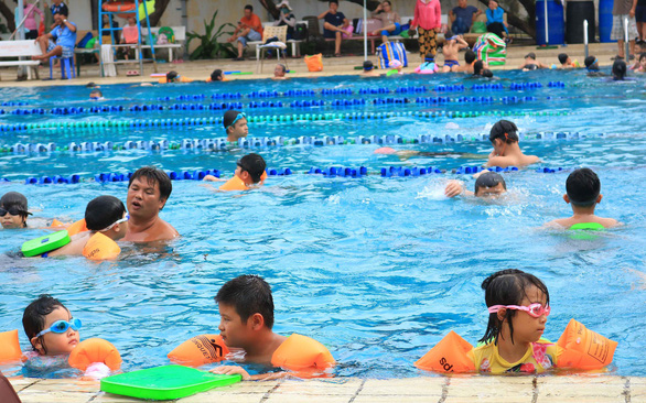 Lớp dạy bơi ng&agrave;y h&egrave; cho trẻ em tại một hồ bơi ở Q.T&acirc;n B&igrave;nh (TP.HCM) chiều 2-7 - Ảnh: NGUYỆT NHI
