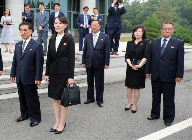Các trợ lý thân cận đứng chờ nhà lãnh đạo Kim Jong-un khi ông gặp Tổng thống Donald Trump tại khu phi quân sự hôm 30/6. Từ trái qua phải: ông Kim Chang-son - phụ trách các vấn đề lễ tân, bà Kim Yo-jong - em gái ông Kim Jong-un và là phó chủ tịch ban tuyên truyền đảng Lao động Triều Tiên, Ngoại trưởng Ri Yong-ho, Thứ trưởng Choe Son-hui, tân Trưởng Ban Mặt trận Thống nhất Jang Kum-chol. (Ảnh: Yonhap)