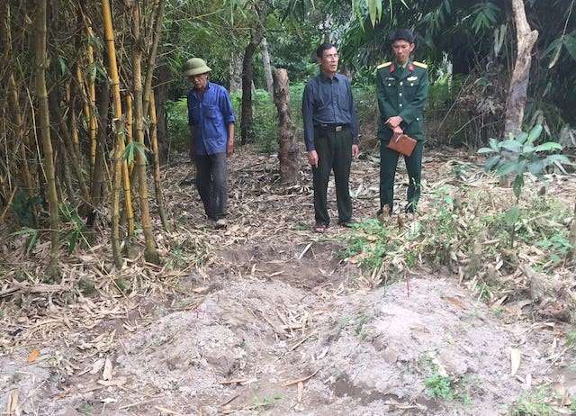 kiểm tra, xác minh mộ hai liệt sĩ ở khu phố Lai Phước