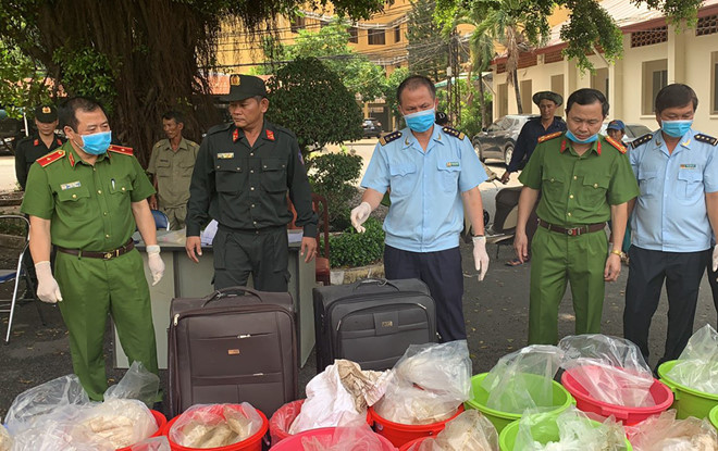 Lực lượng chức năng phối hợp bắt giữ hơn 500 kg ma túy ketamine tại TP.HCM ngày 11/5 - Ảnh đăng trên báo Thanh niên