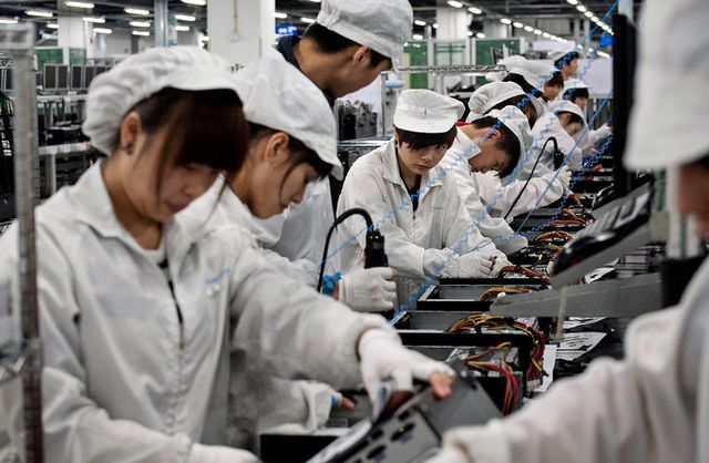 Các công nhân lắp ráp tại nhà máy (Ảnh: New York Times)
