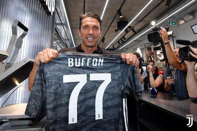 Buffon khoác áo số 77 ở Juventus