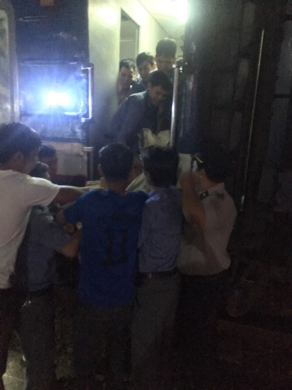 Tổ tàu đưa hành khách xuống ga Đồng Lê đến bệnh viện chăm sóc - Ảnh: Tổ tàu SE10