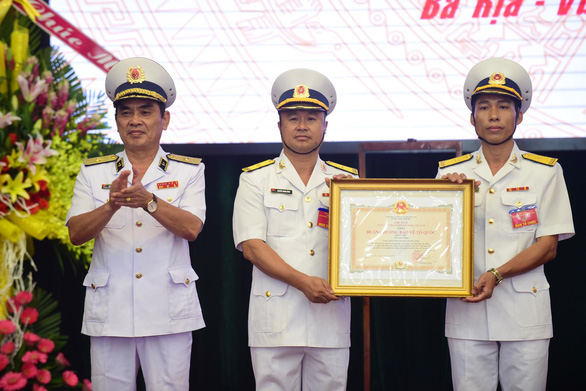 Chuẩn đô đốc Phạm Khắc Lượng (trái) trao tặng Huân chương cho Tiểu đoàn DK1 - Ảnh: QUANG ĐỊNH