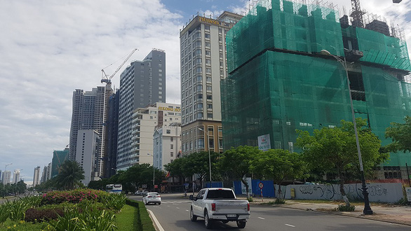 Nhà cao tầng dày đặc ven biển Đà Nẵng - Ảnh: HỮU KHÁ