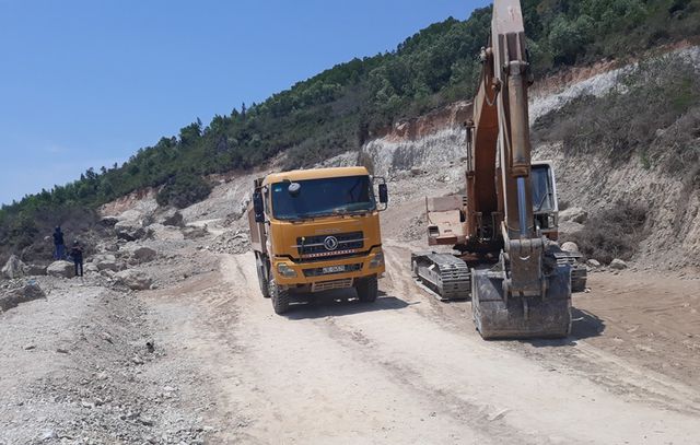 Núi Mò O (xã Cát Tường) bị nhiều doanh nghiệp ngang nhiên vào khai thác đất trái phép.