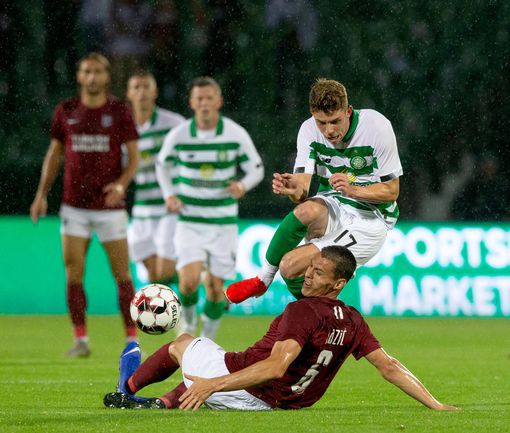 Cầu thủ Sarajevo (6) trong pha tranh chấp b&oacute;ng với đối thủ Celtic - Ảnh: Ross Turpie