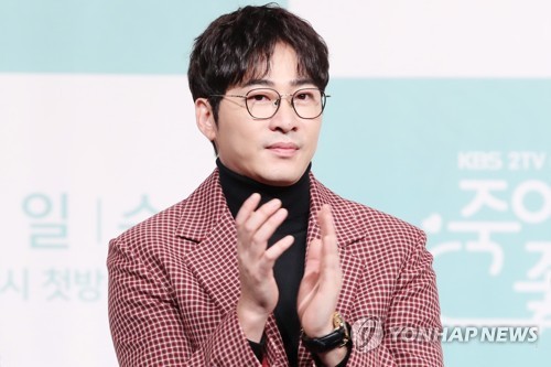 Kang Ji Hwan bị bắt vì cưỡng hiếp nhân viên nữ của công ty quản lý - Ảnh: Yonhap News